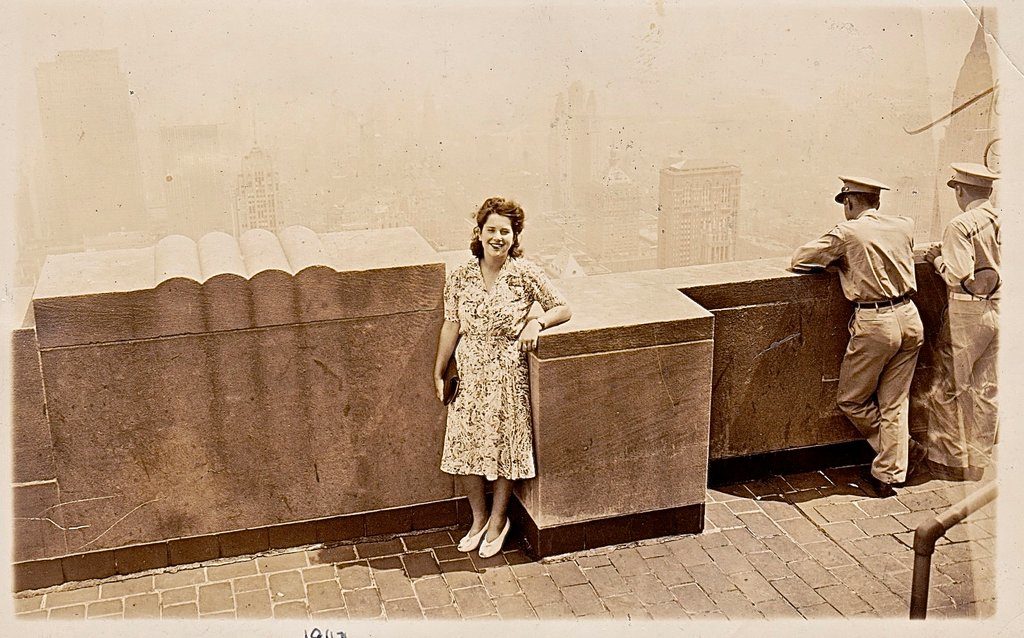 استاشا سیاتون ، در سال 1943 ، در بالای ساختمان Empire State.Credit ...