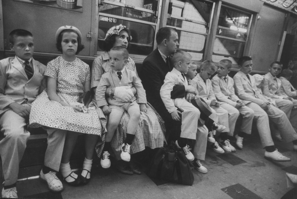 در سال 1959 LIFE در تعطیلات نیویورک از هنری و اتلیلی کینگ و 12 فرزندشان در شیکاگو پیروی کرد و دید که آنها یک نیمکت مترو را پر می کنند.