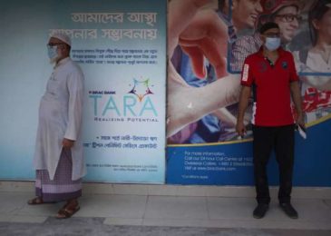 مردم در فاصله 17 مه سال 2020 در یک صف مقابل یک بانک در داکا ، بنگلادش ایستاده ، فاصله اجتماعی را حفظ می کنند.