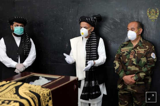 افغان ها کشتار روحانی برجسته را در انفجار مساجد محکوم می کنند