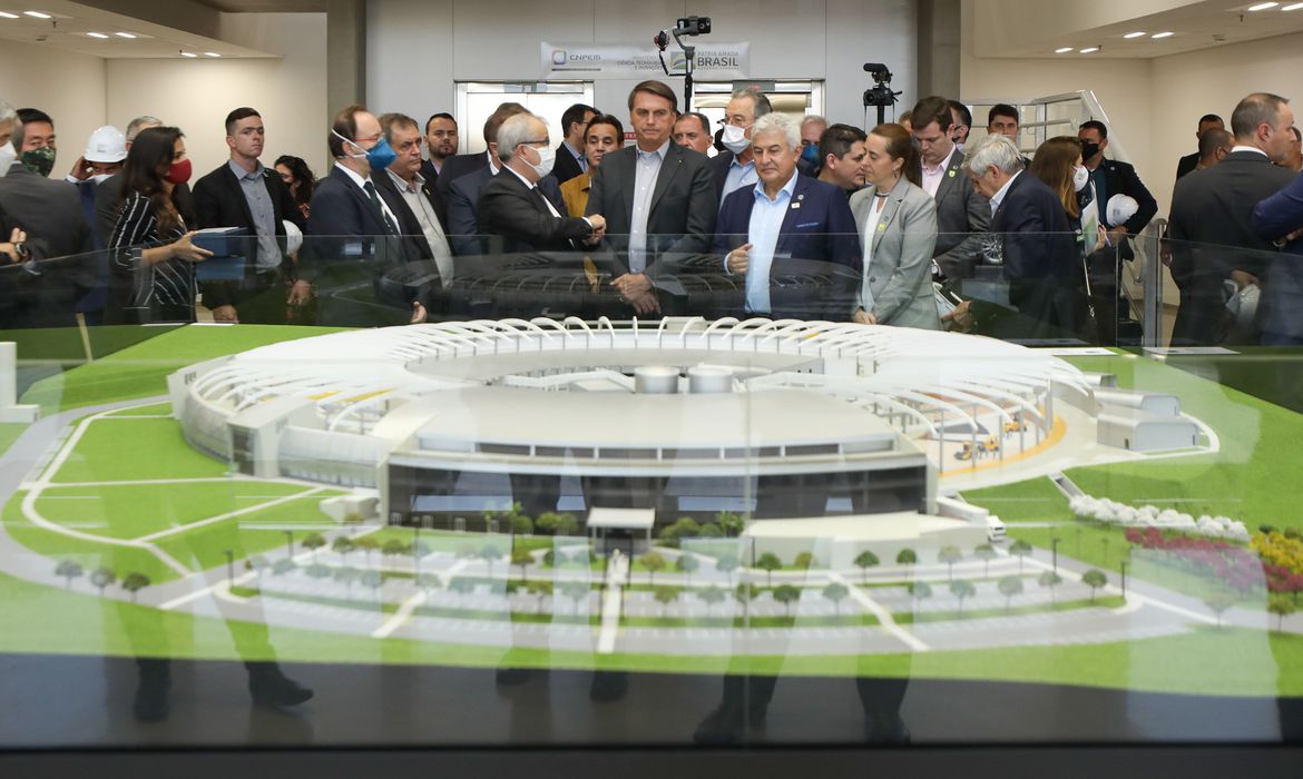برزیل- رئیس جمهور خط پرتو شتاب دهنده ذرات سیریوس را افتتاح می کند