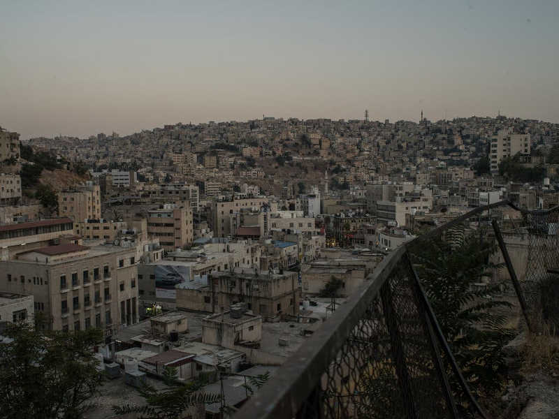 نمایی از امان، جایی که 40 درصد از جمعیت اردن در آن زندگی می کنند. بیشتر آب رودخانه‌ها و سفره‌های زیرزمینی به امان ارسال می‌شود، اما کمبود آن در جنوب که گرم‌تر و خشک‌تر از سایر نقاط کشور است، بیشتر است.